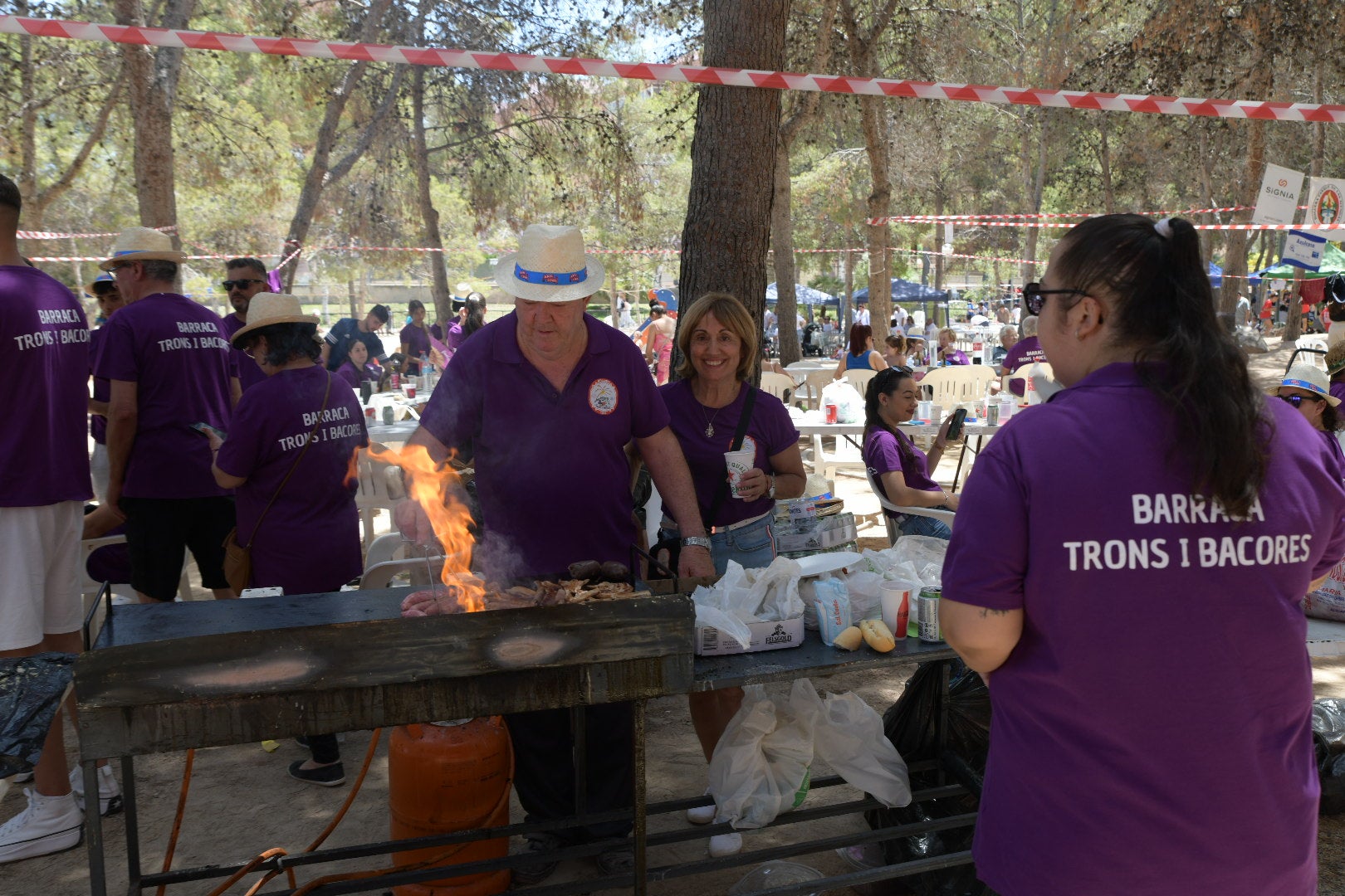 Las hogueras y barracas de Alicante celebran las paellas en Lo Morant