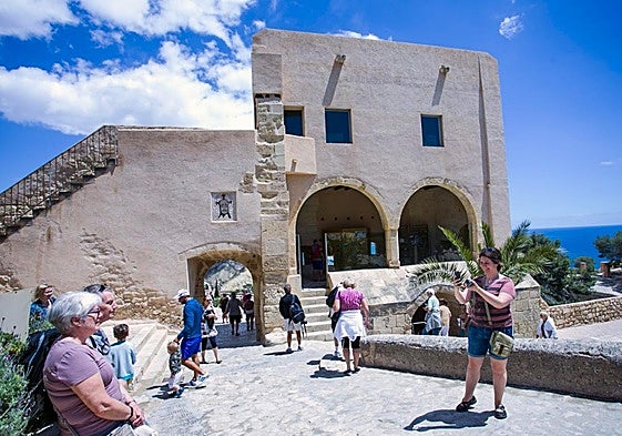 Visitantes en el Castillo de Santa Bárbara.