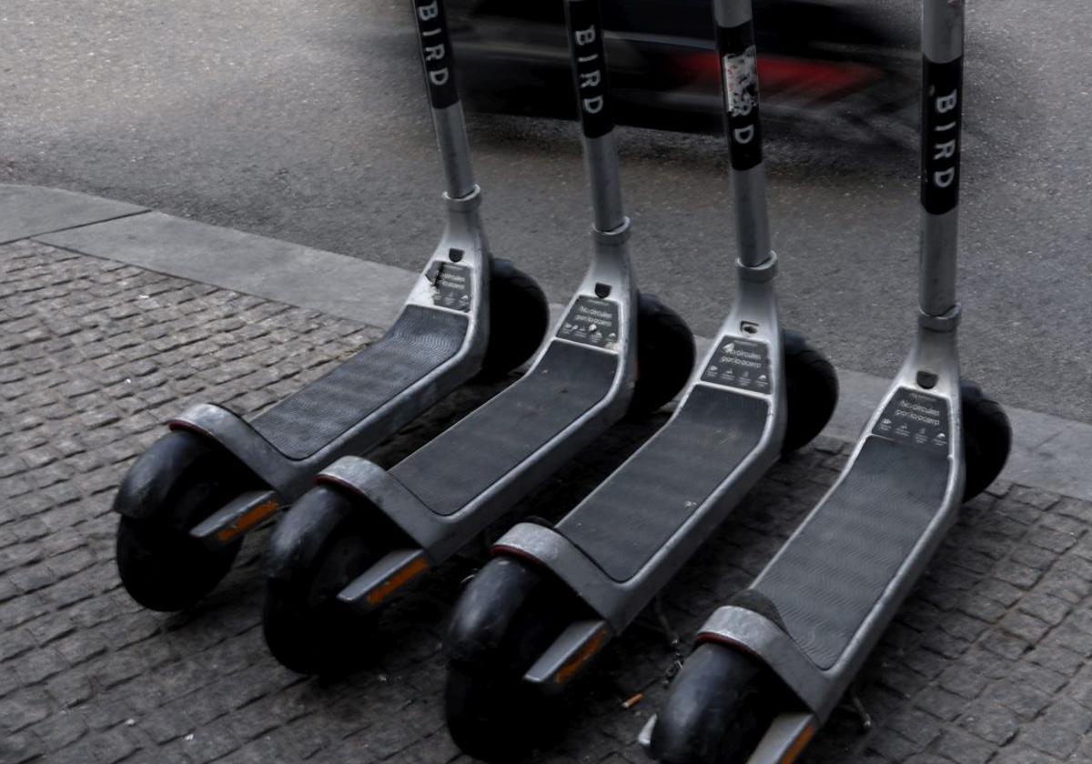 Imagen de archivo de patinetes.