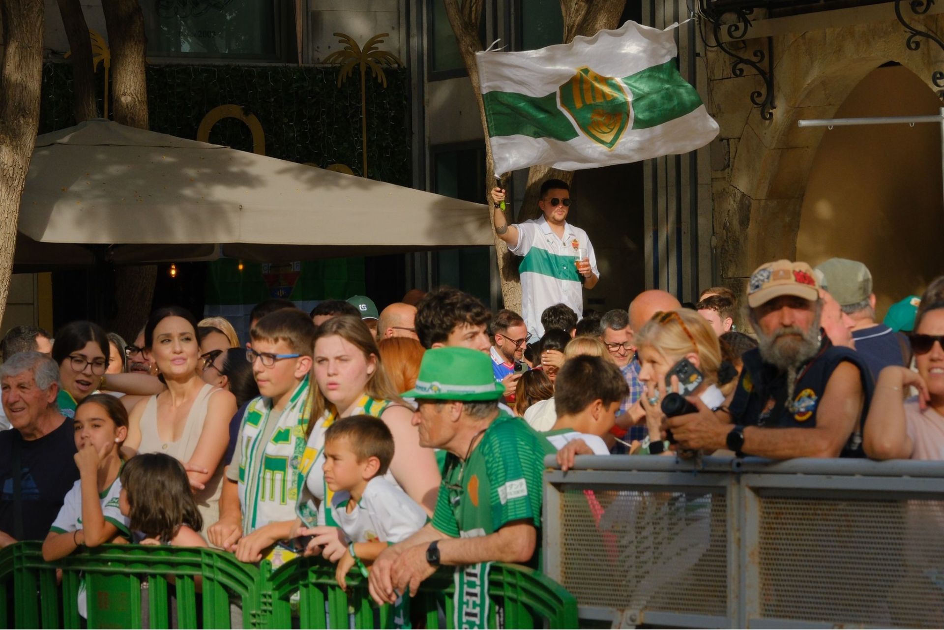 Elche se echa a la calle para festejar el ascenso por todo lo alto