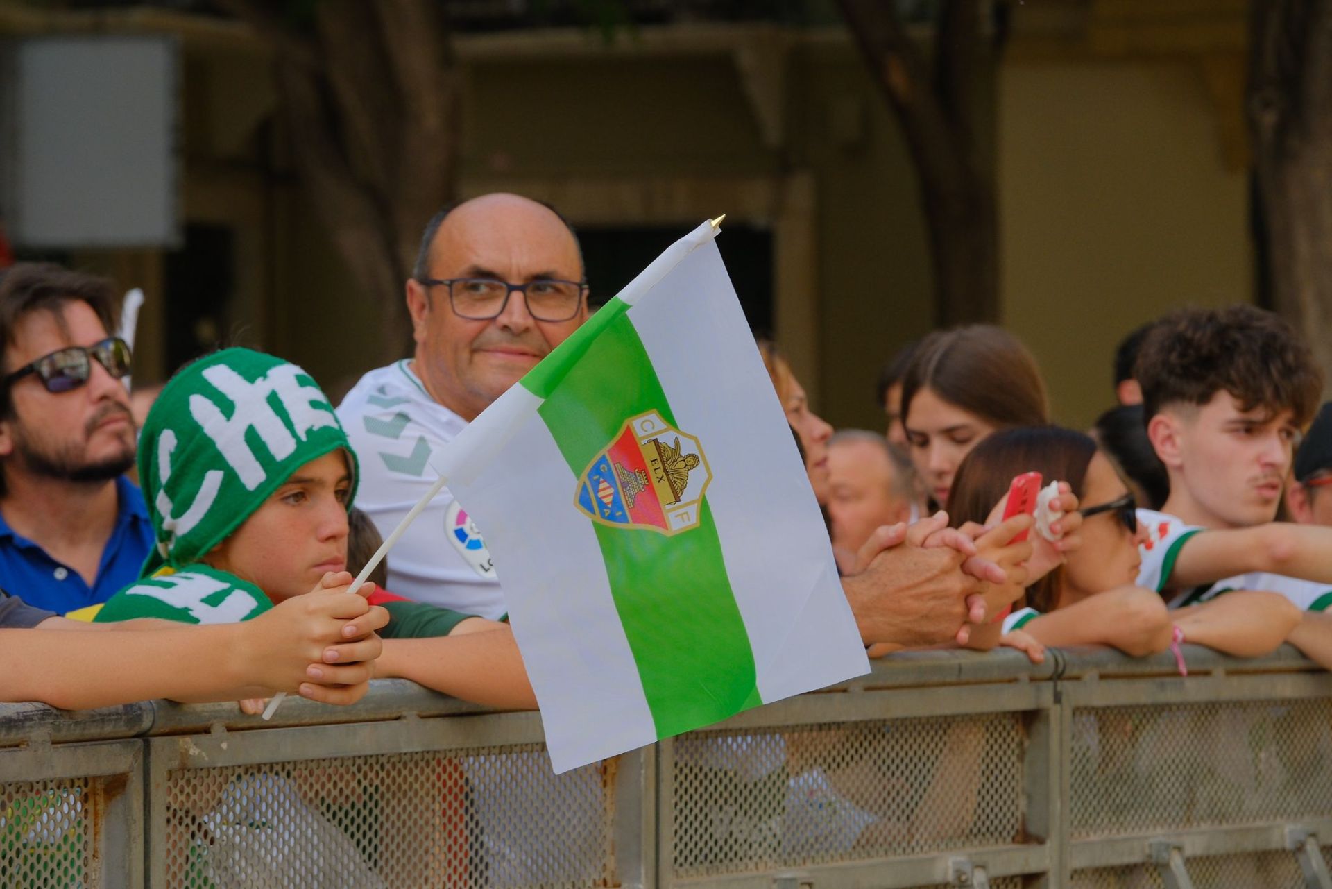 Elche se echa a la calle para festejar el ascenso por todo lo alto