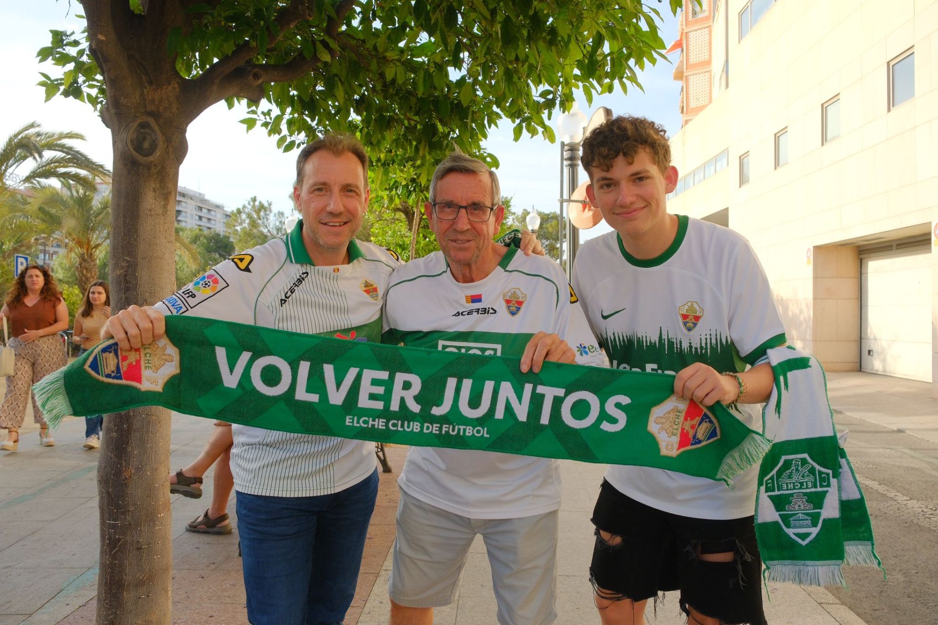 Elche se echa a la calle para festejar el ascenso por todo lo alto