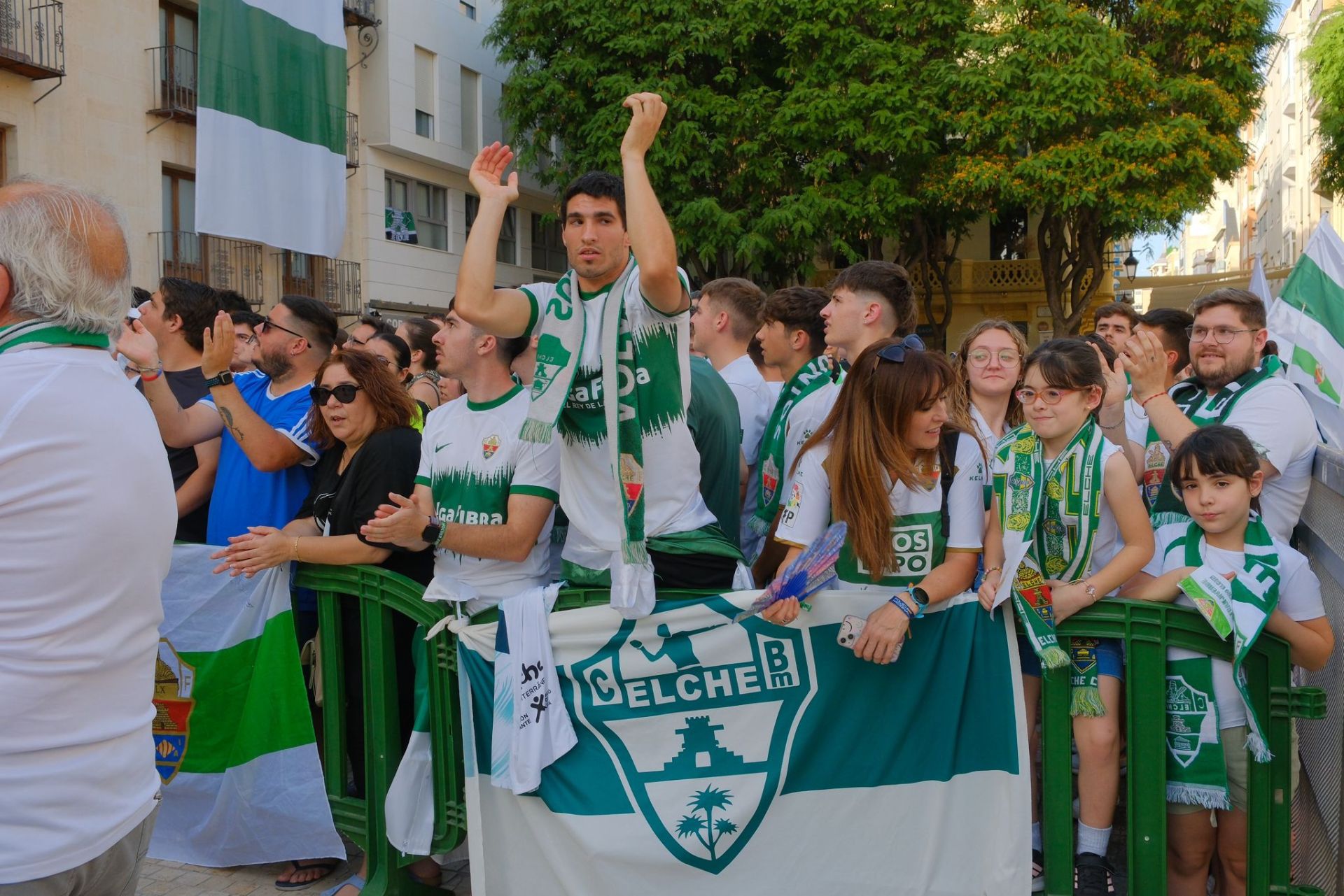 Elche se echa a la calle para festejar el ascenso por todo lo alto
