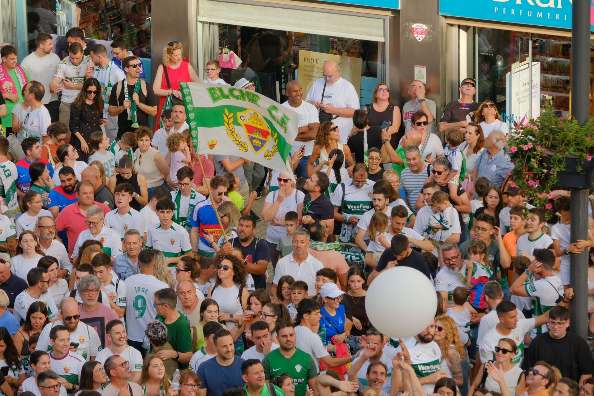 Elche se echa a la calle para festejar el ascenso por todo lo alto