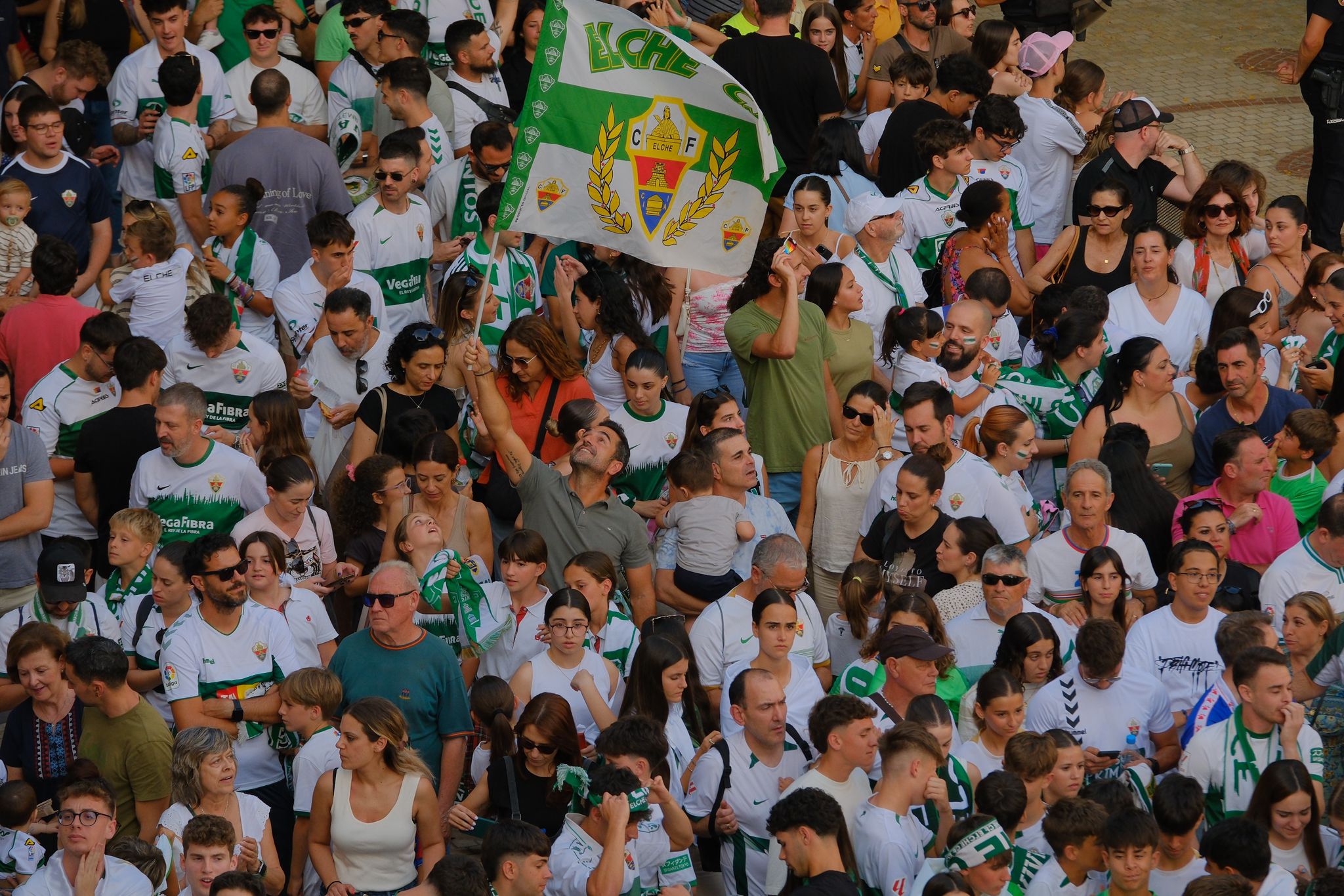 Elche se echa a la calle para festejar el ascenso por todo lo alto