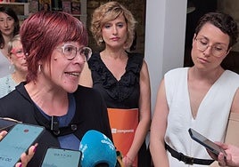 Àgueda Micó, con Aitana Mas, este lunes en un acto en Alicante.