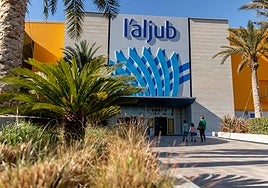 Entrada al centro comercial L'Aljub.