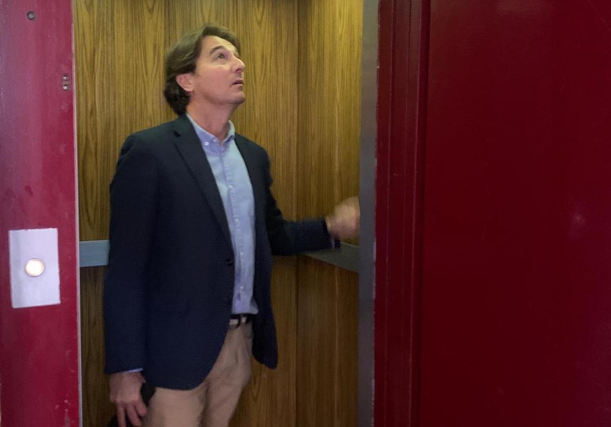 El concejal de Vivienda, Carlos de Juan, en uno de los nuevos ascensores.