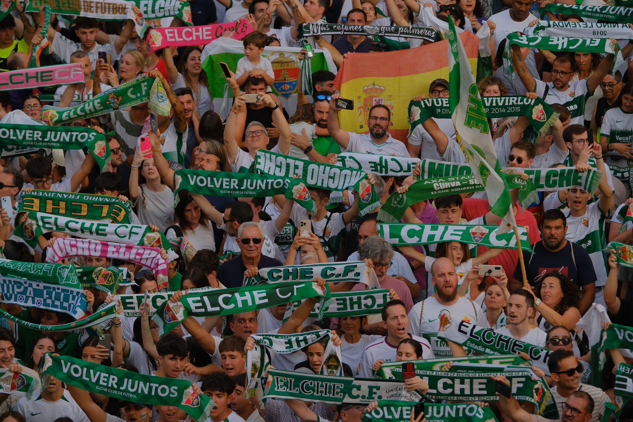 Elche se echa a la calle para festejar el ascenso por todo lo alto