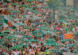 Elche se echa a la calle para festejar el ascenso por todo lo alto
