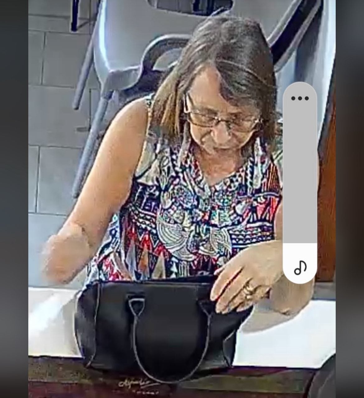 Janet grabada en un comercio de Jacarilla el día de su desaparición.