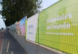 Exposición sobre los humedales en el parque de La Marjal.
