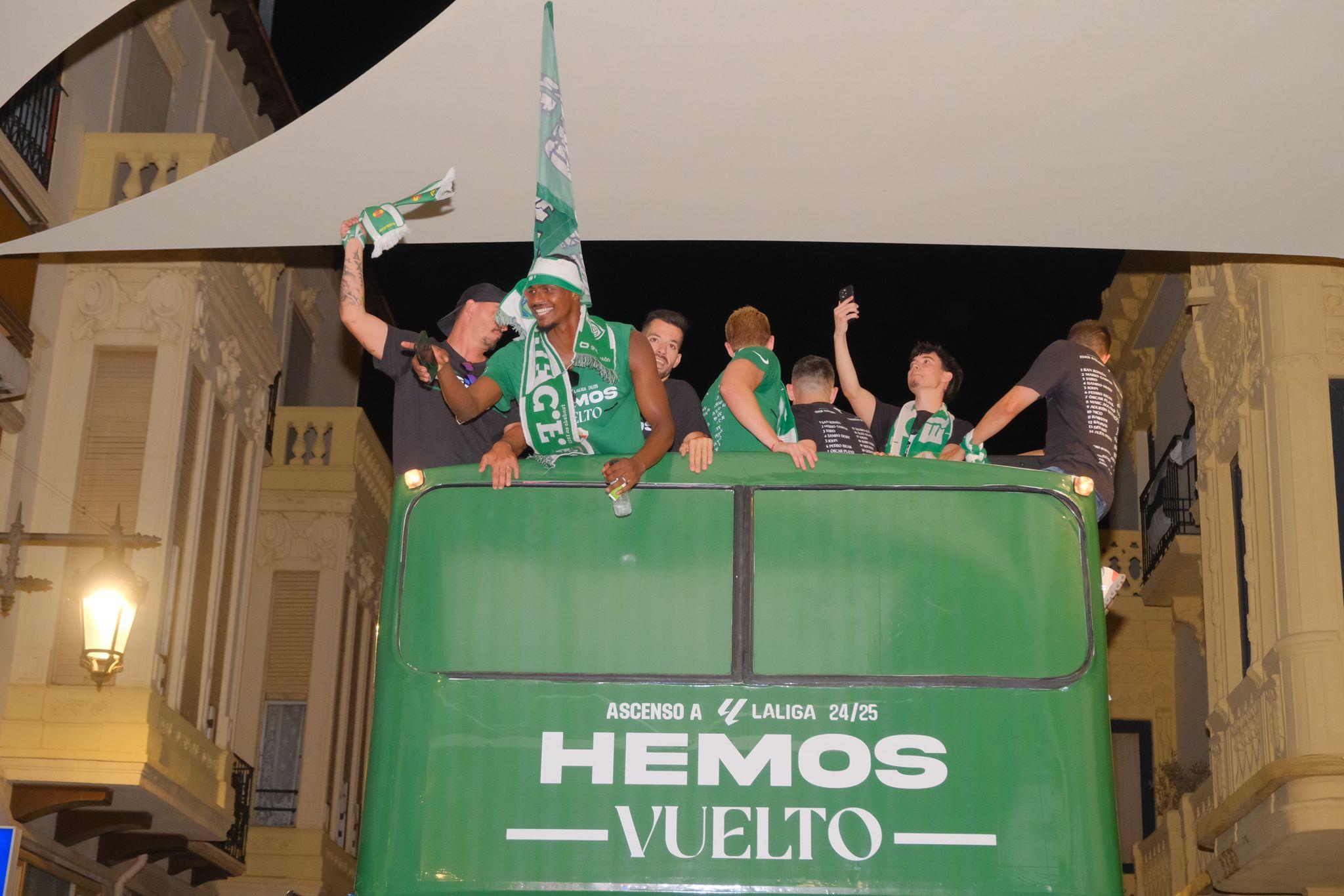 El Elche CF y su afición celebran un histórico ascenso