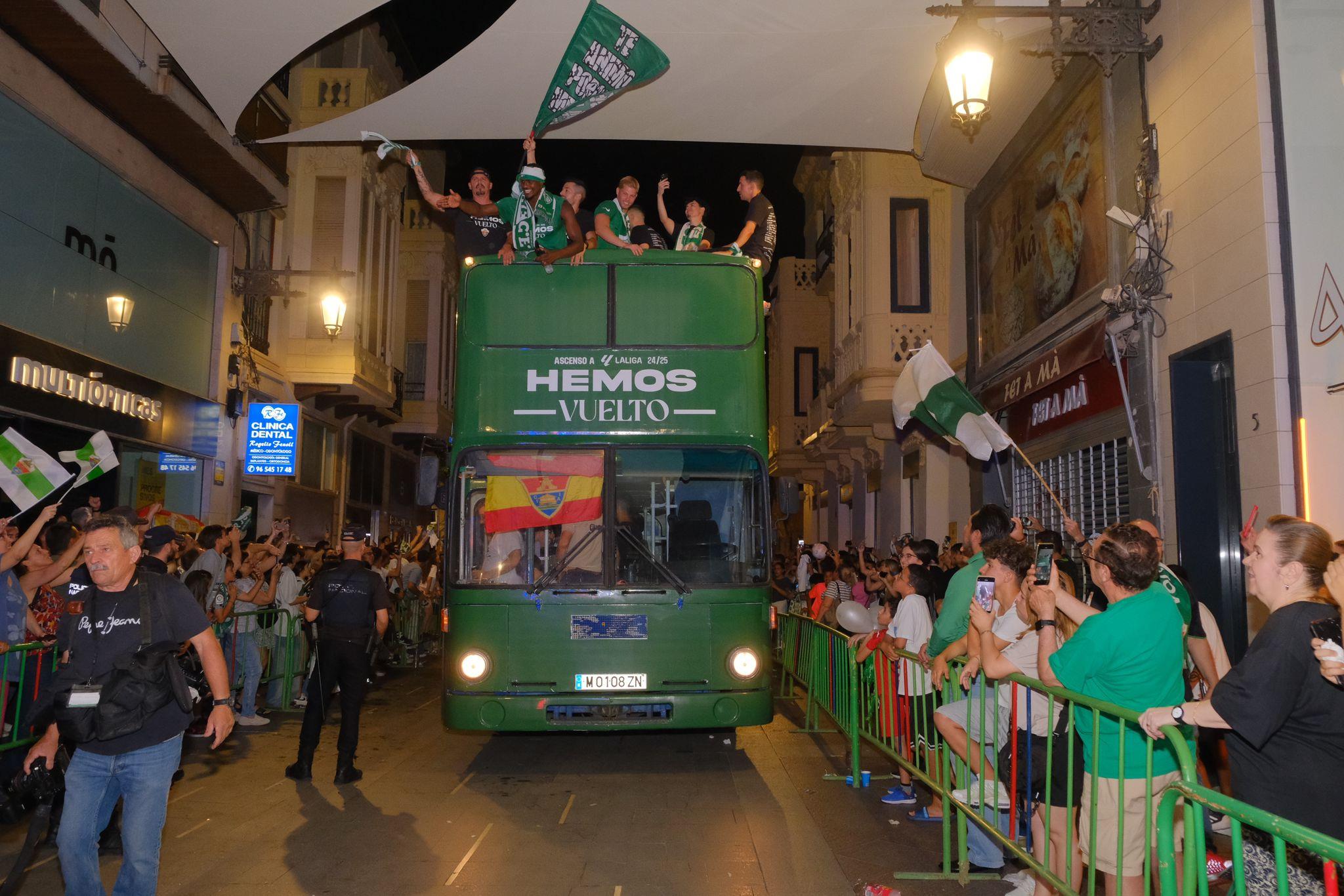 El Elche CF y su afición celebran un histórico ascenso