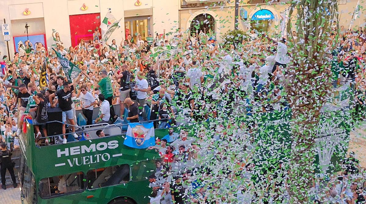 VÍDEO: Así recibe Elche a los jugadores tras el ascenso