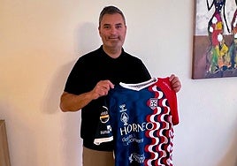 Abraham Rochel posa con la camiseta del Horneo EÓN Alicante.