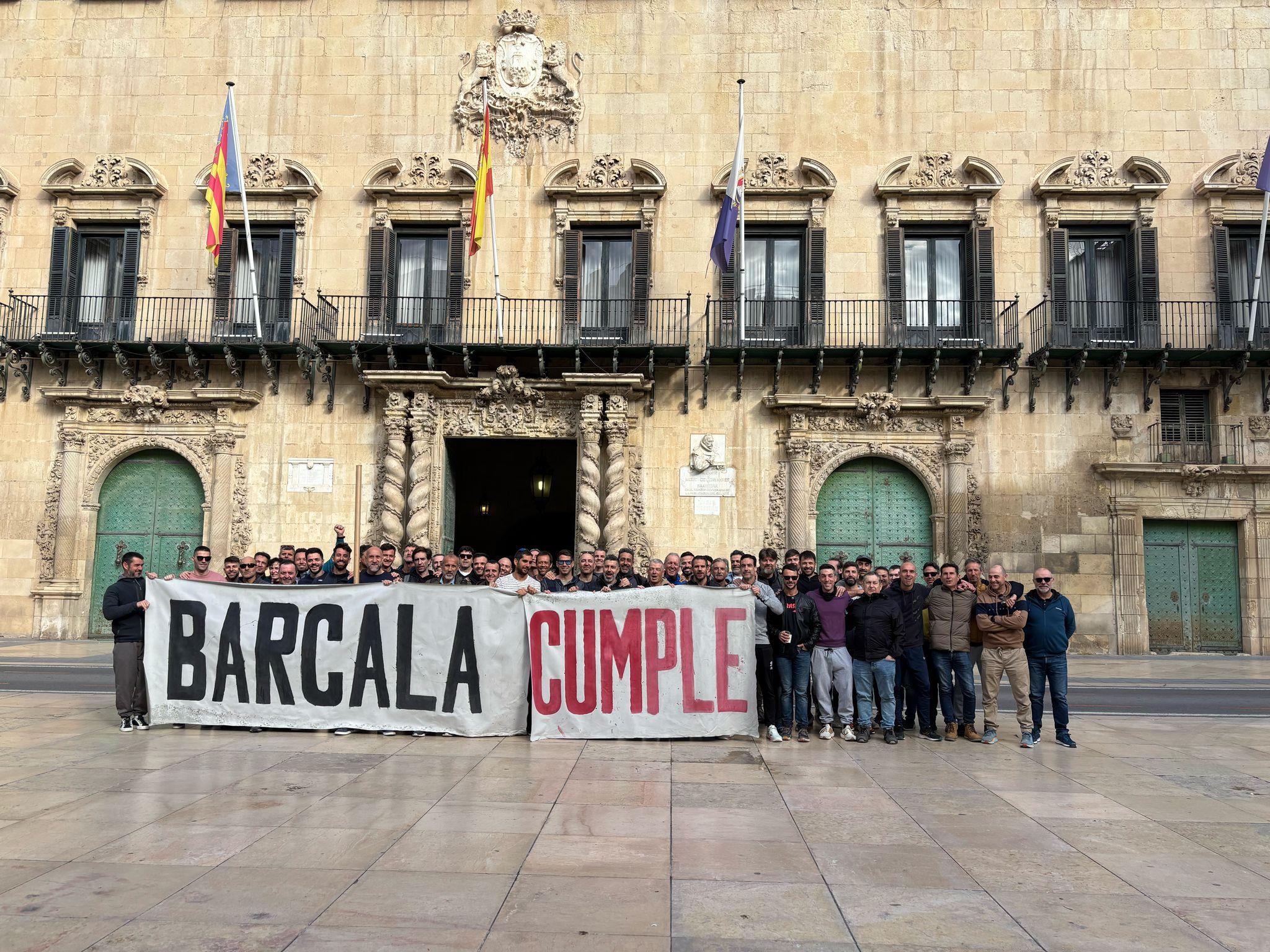 Imagen principal - Los bomberos de Alicante dan por rotas las negociaciones con el Ayuntamiento a las puertas de Hogueras