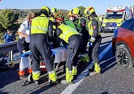 Bomberos de la Diputación, en plena actuación.