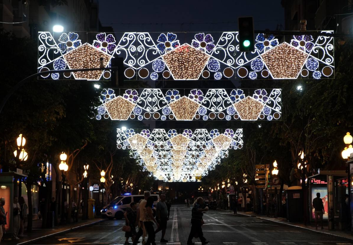 Imagen principal - Las luces de Hogueras anuncian la llegada de las fiestas