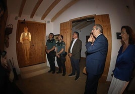 El presidente de la Diputación, Toni Pérez, en una de las dependencias del Museo del Terremoto, en Almoradí.