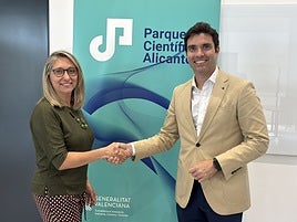 La vicerrectora María Jesús Pastor, junto a Mariano Torres, presidente de Terciario Avanzado tras la firma del convenio.