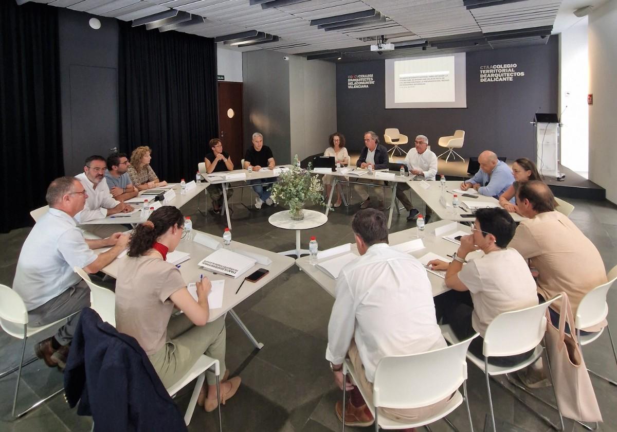 Image of the meeting held at the College of Architects of Alicante.