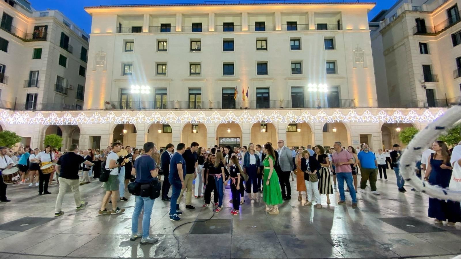 Alicante ya brilla &#039;a la llum de les Fogueres&#039;
