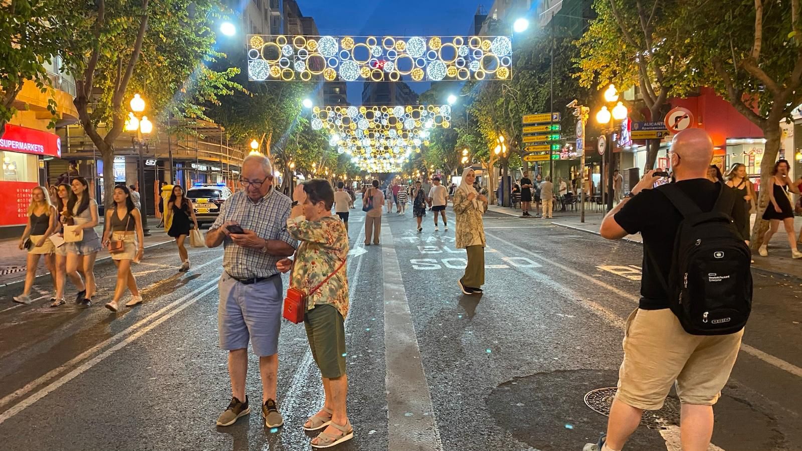 Alicante ya brilla &#039;a la llum de les Fogueres&#039;