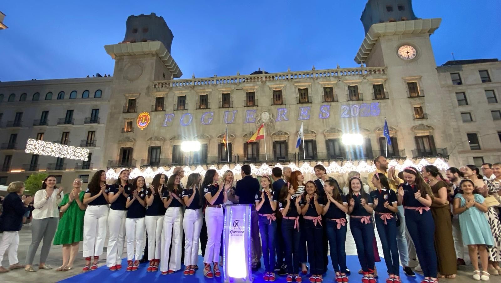 Alicante ya brilla &#039;a la llum de les Fogueres&#039;