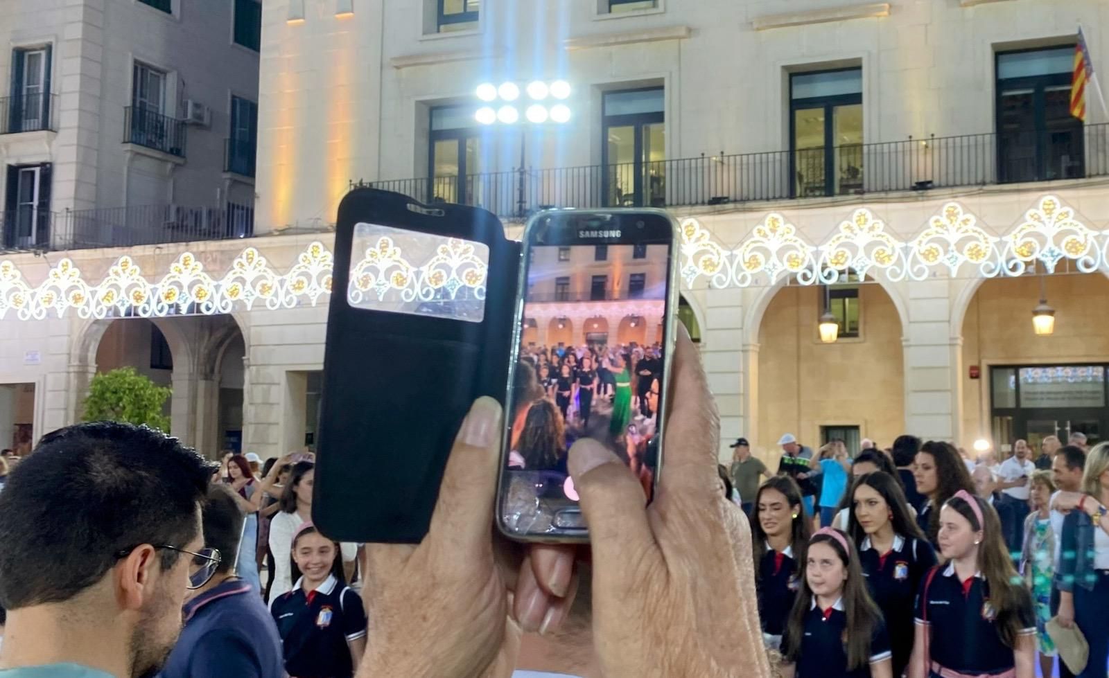 Alicante ya brilla &#039;a la llum de les Fogueres&#039;