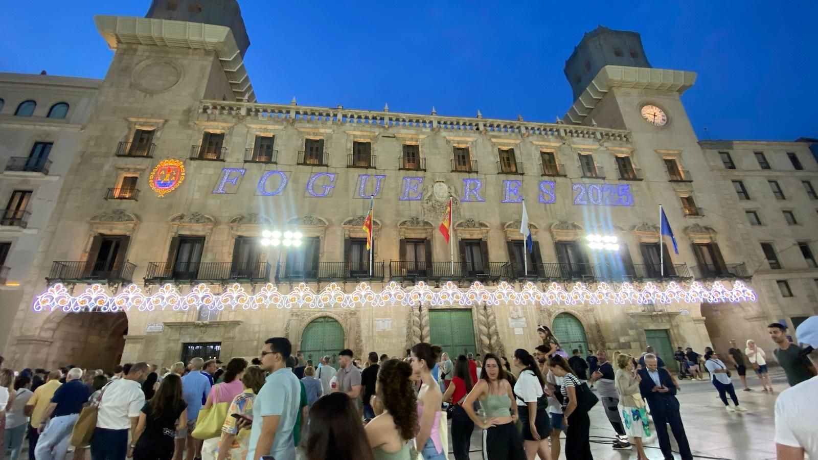 Alicante ya brilla &#039;a la llum de les Fogueres&#039;