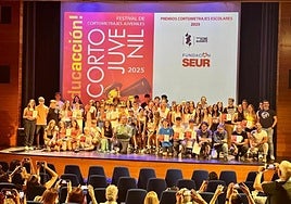 Foto de familia con todos los premiados.