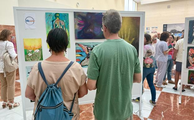 La exposición del colectivo 'Alicarte Diversa' en el Hospital Doctor Balmis.