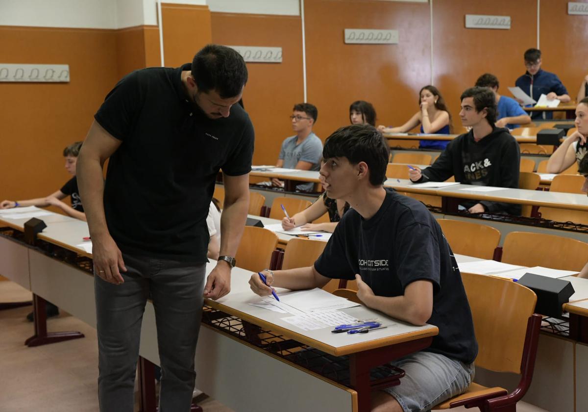 Escándalo en la PAU de Orihuela: un docente comparte el examen de Historia antes de tiempo