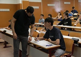 Un estudiante en la prueba de la PAU.