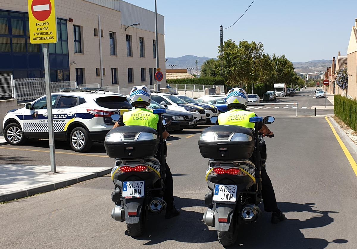 Imagen principal - La Policía Local caza en Petrer a un presunto maltratador que obligó a la víctima a refugiarse en unas oficinas municipales
