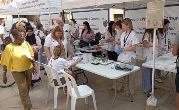 Una de las diferentes mesas informativas instaladas en la plaza del Ayuntamiento con ocasión de las jornadas.