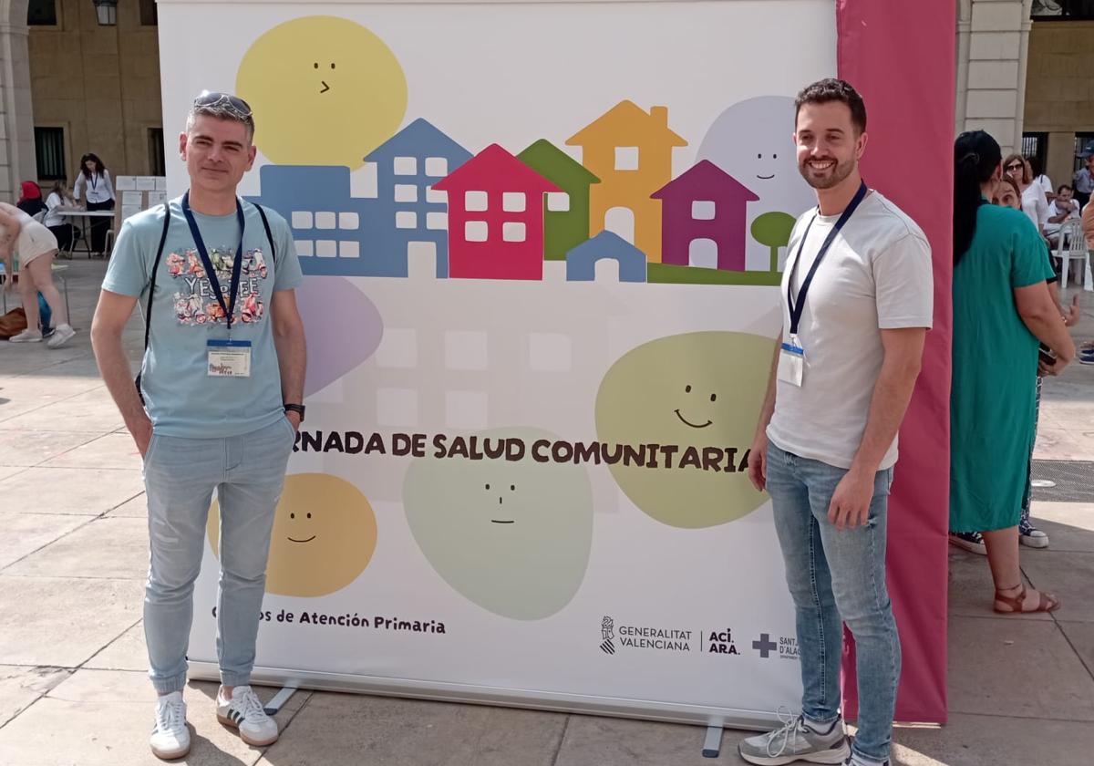 Healthcare professionals Pau Berenguer and Aarón Gutiérrez this Wednesday at Alicante's Town Hall Square.