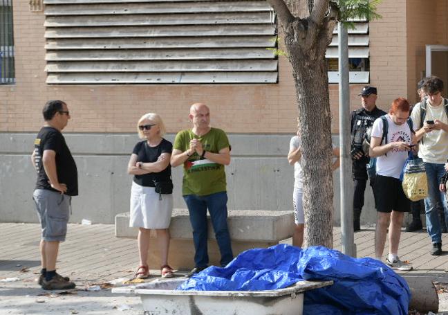 El edil Manolo Copé en el desahucio.
