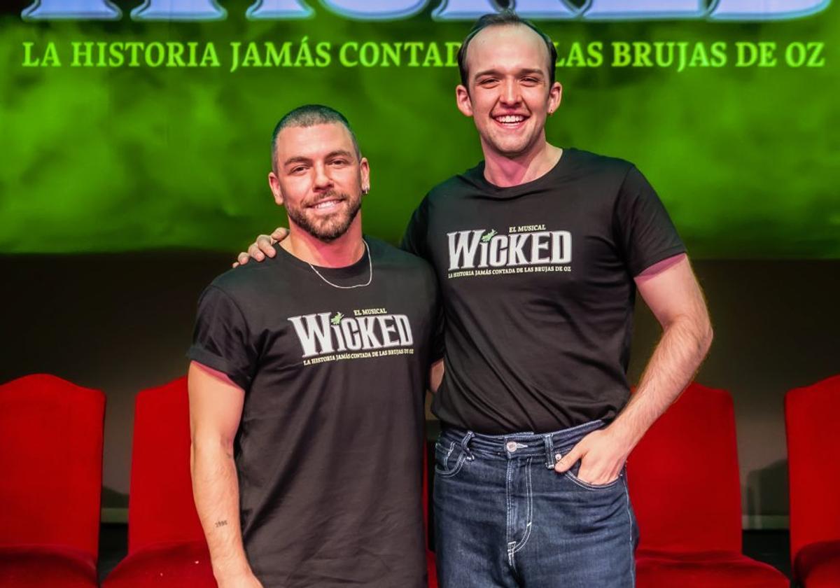 Aaron Mata (i) en el musical 'Wicked'.