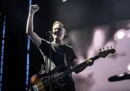 Bryan Adams junto al bajo con el que cantó en parte de su actuación este miércoles en Alicante.