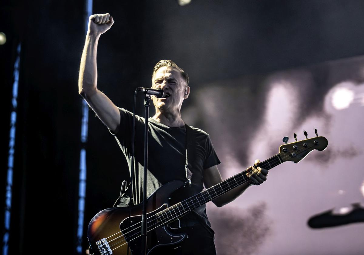 Bryan Adams junto al bajo con el que cantó en parte de su actuación este miércoles en Alicante.