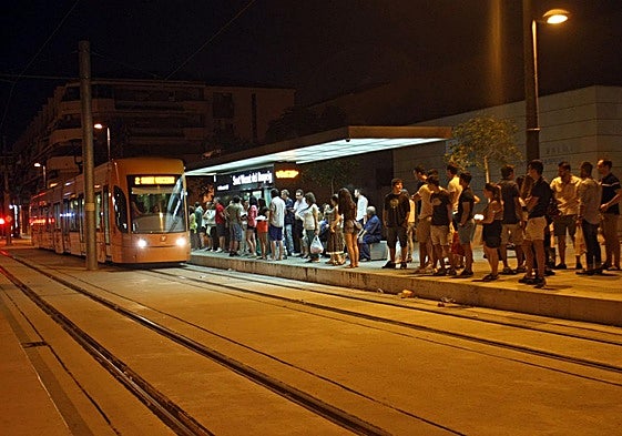 Un convoy de la línea 2 del Tram de Alicante.