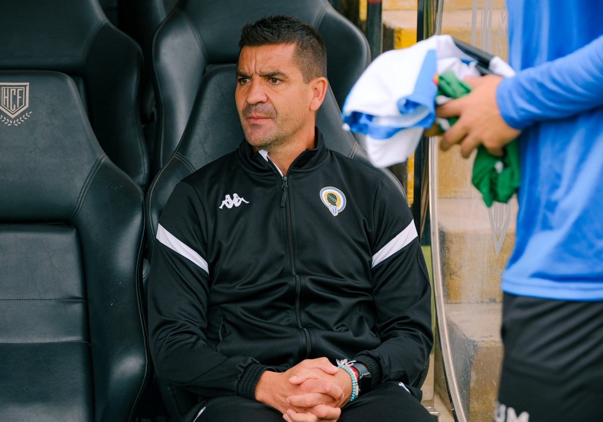 Rubén Torrecilla, en el banquillo del Rico Pérez.
