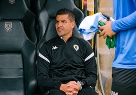 Rubén Torrecilla, en el banquillo del Rico Pérez.