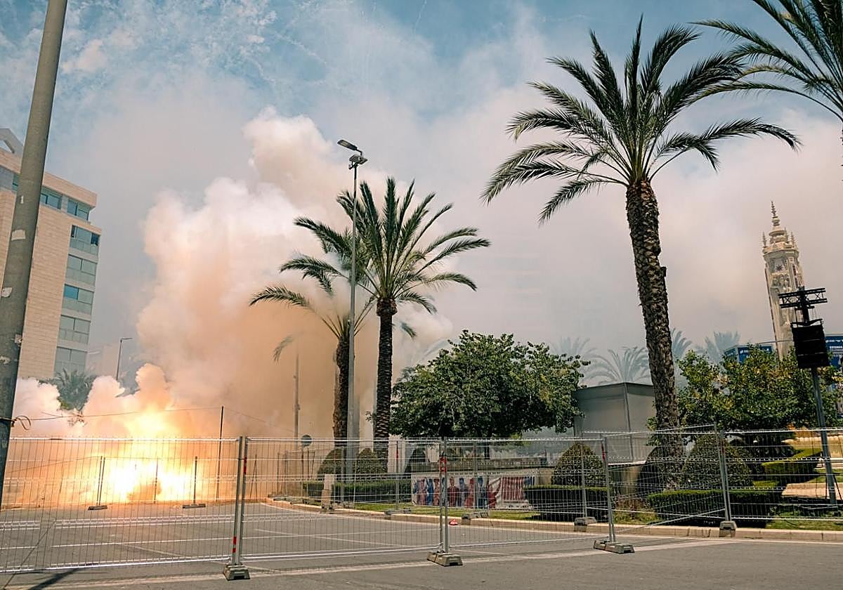 una mascletà en la plaza de los Luceros en las Hogueras 2024.