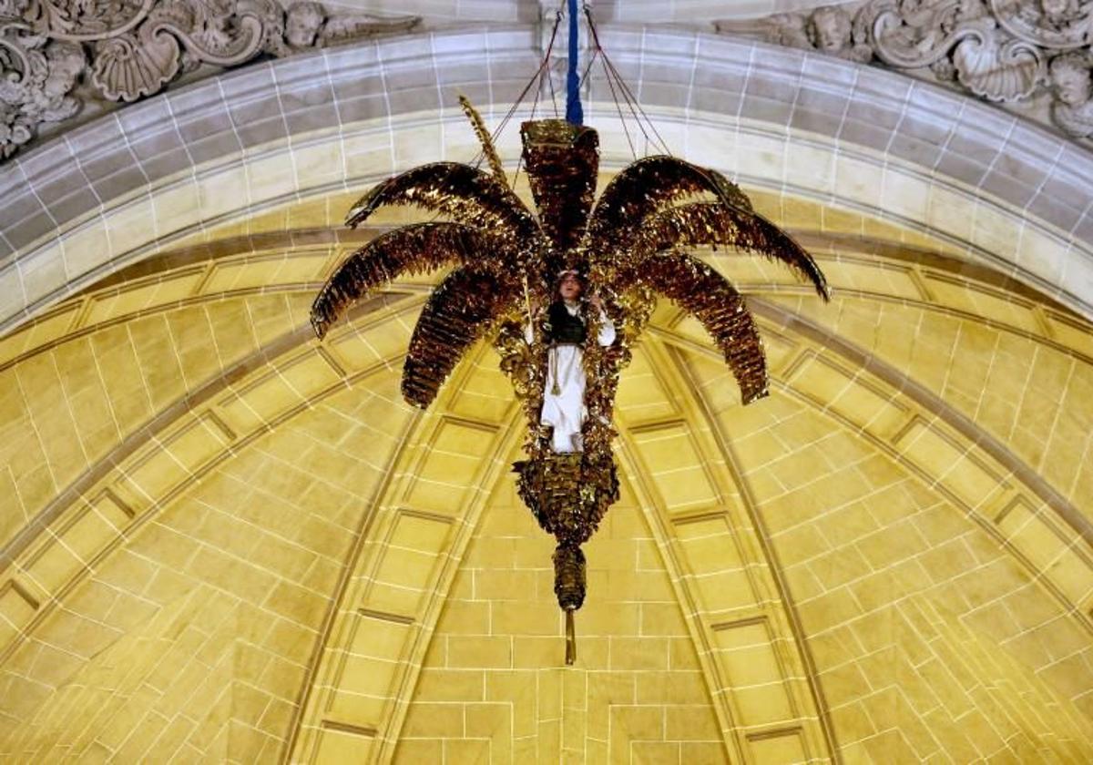 The 'Magrana' descends from the central dome of the Basilica of Santa Maria.