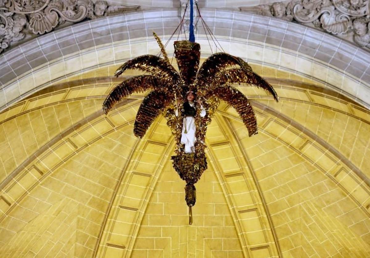 La 'Magrana' baja de la cúpula central de la Basílica de Santa María.