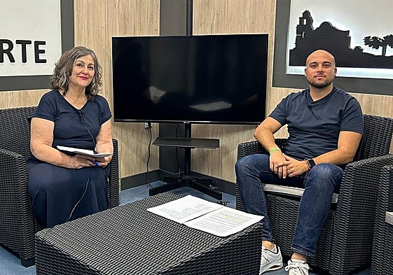 El alcalde de Monforte del Cid, Juan José Hernández (derecha), durante una entrevista.