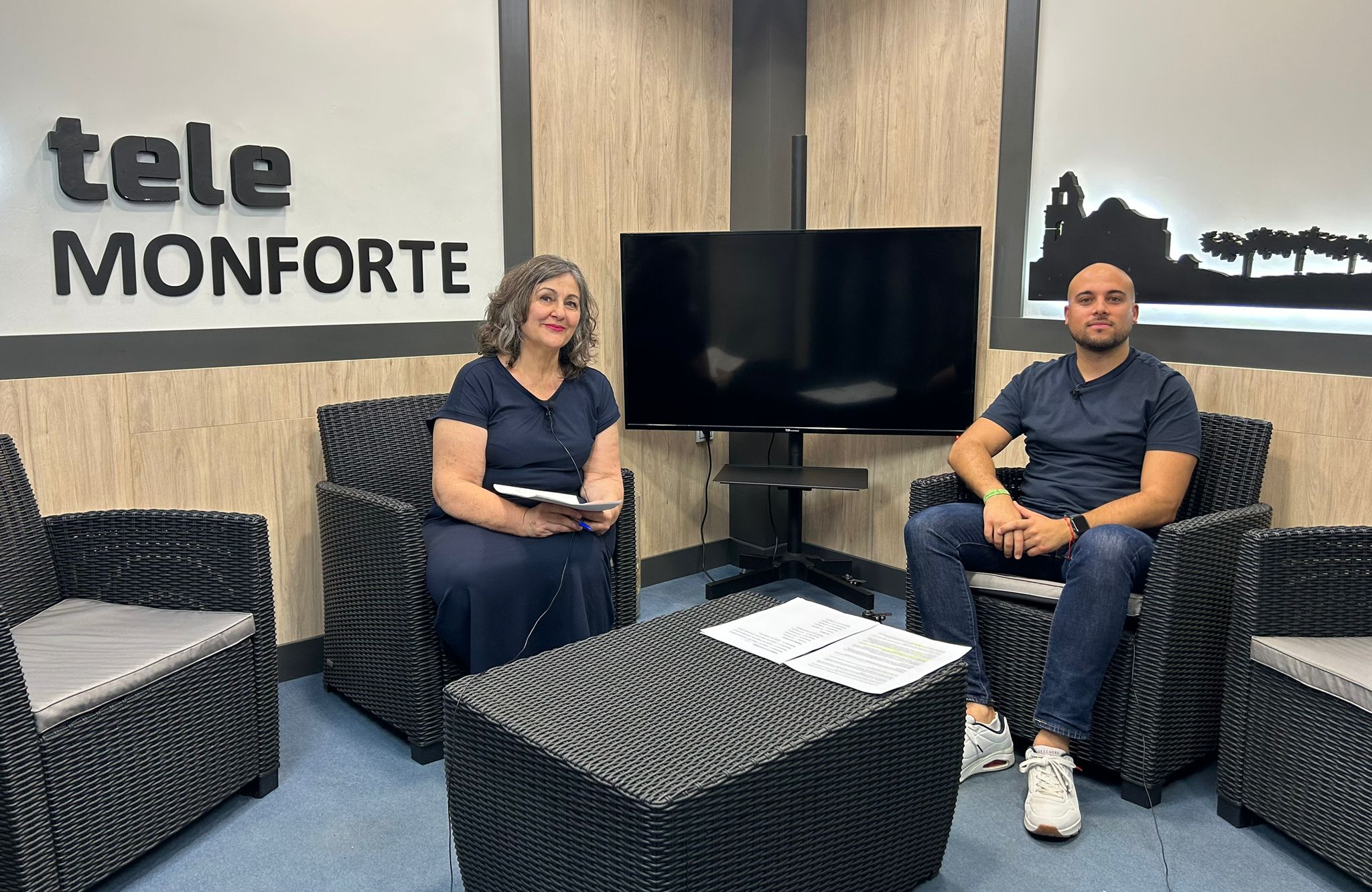 El alcalde de Monforte del Cid, Juan José Hernández (derecha), durante una entrevista.